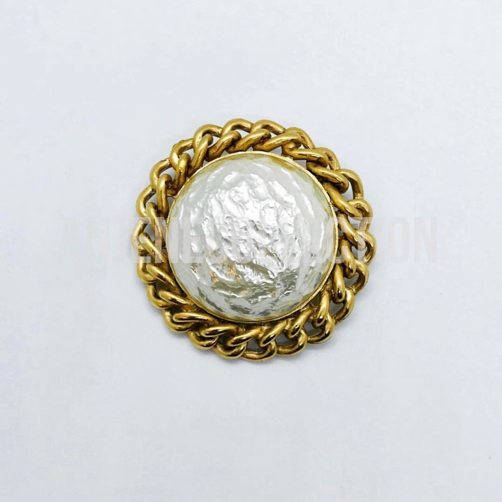 Vintage “perfect pearl” brooch